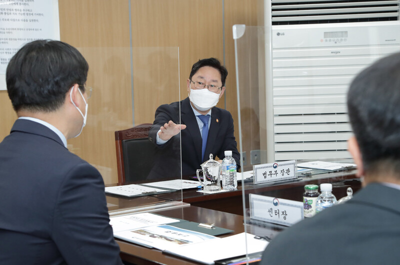 20일 인천 영종도 출입국·외국인지원센터를 방문한 박범계 법무부장관이 업무보고를 받고 있다. 법무부 제공