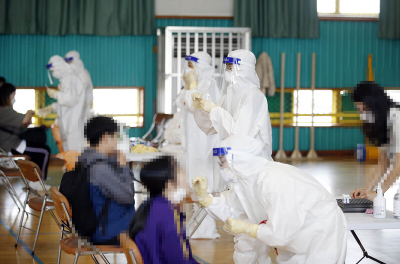 지난 5월28일 광주 북구의 한 초등학교에서 북구보건소 의료진들이 이동선별진료소를 설치해 학생들과 교직원을 대상으로 코로나19 전수조사를 하고 있다. 연합뉴스