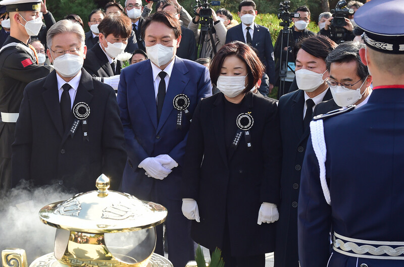 더불어민주당 이재명 대선 후보(왼쪽부터), 국민의힘 윤석열 대선 후보, 정의당 심상정 대선 후보, 국민의당 안철수 대선 후보, 제3지대 대권주자 김동연 전 부총리가 22일 오후 서울 동작구 국립서울현충원 내 김영삼 전 대통령 묘역에서 열린 6주기 추모식에서 분향한 뒤 묵념하고 있다. 공동취재사진