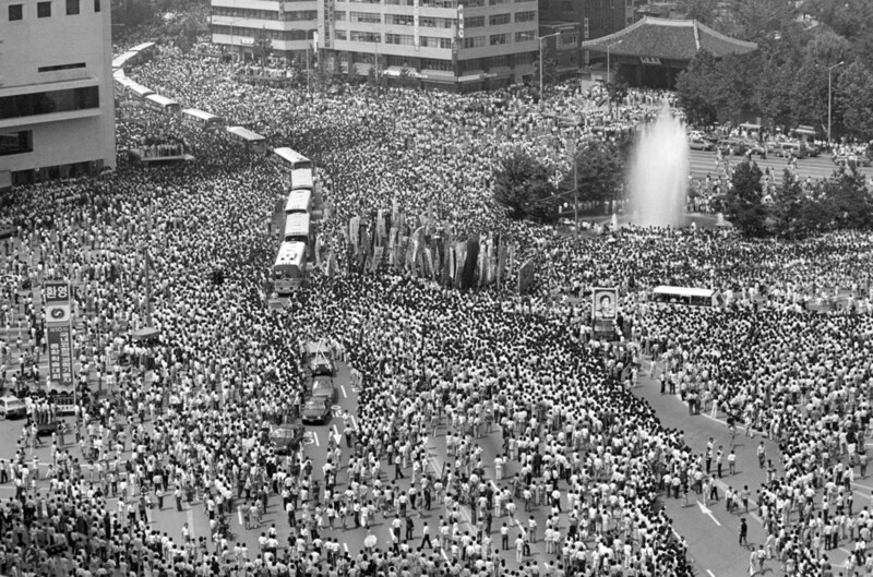 1987년 6월9일 반독재 민주화 시위를 하다 최루탄에 맞아 숨진 연세대생 이한열씨의 장례식 노제가 그해 7월9일 서울시청 앞 광장에서 열렸다. 사진은 연세대에서 출발한 이씨의 운구 행렬을 시민들이 맞이하는 모습. 연합뉴스