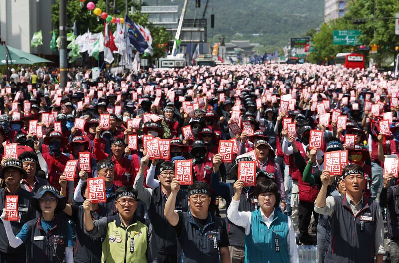 지난 17일 오후 서울시청 앞 세종대로에서 민주노총 주최로 ‘노동자, 서민을 죽음으로 내모는 윤석열 정권 퇴진 결의대회’가 열리고 있다. 연합뉴스