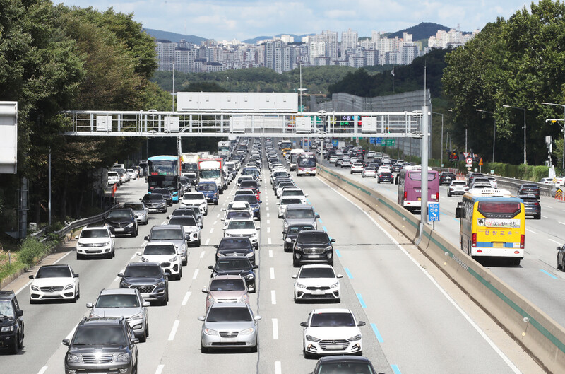 추석 연휴가 시작된 2021년 9월18일 오후 경기도 오산시 경부고속도로 오산IC 부근 부산 방향(왼쪽)이 정체되고 있다. 연합뉴스