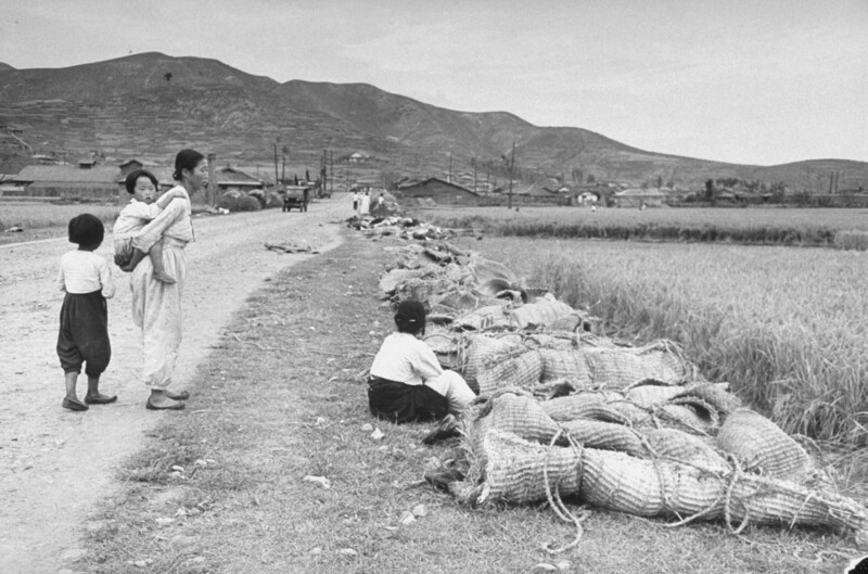 1948년 10월 여순사건으로 가족을 잃은 주민이 주저앉아 있다. 여수지역사회연구소 제공