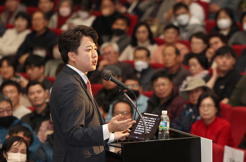 이준석 전 국민의힘 대표가 26일 대구 북구 엑스코에서 열린 ‘더 나은 미래를 향한 우리의 고민’ 토크 콘서트에서 연설하고 있다. 연합뉴스