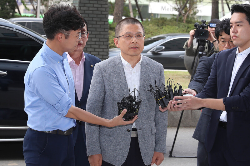 황교안 자유한국당 대표가 지난해 12월1일 패스트트랙 충돌 사건 관련 조사를 받기 위해 서울 양천구 남부지검에 출석하며 입장을 밝히고 있다. 신소영 기자 viator@hani.co.kr