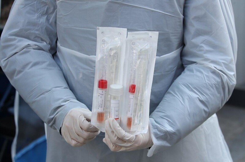 9일 서울 중구보건소에서 한 직원이 신종 코로나바이러스 감염증 검체 채취 키트를 들어보이고 있다. 연합뉴스