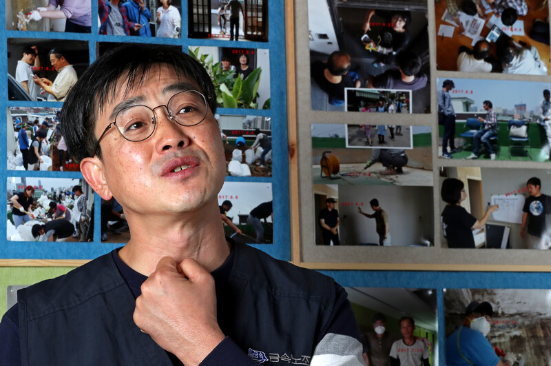 기아자동차 비정규직 노동자 김수억씨가 지난해 11월17일 오후 서울 영등포구 비정규직 노동자의 쉼터 ‘꿀잠’에서 <한겨레>와 인터뷰를 하고 있다. 이정용 선임기자 lee312@hani.co.kr 기아자동차 비정규직 노동자 김수억씨가 지난해 11월17일 오후 서울 영등포구 비정규직 노동자의 쉼터 ‘꿀잠’에서 <한겨레>와 인터뷰를 하고 있다. 이정용 선임기자 lee312@hani.co.kr