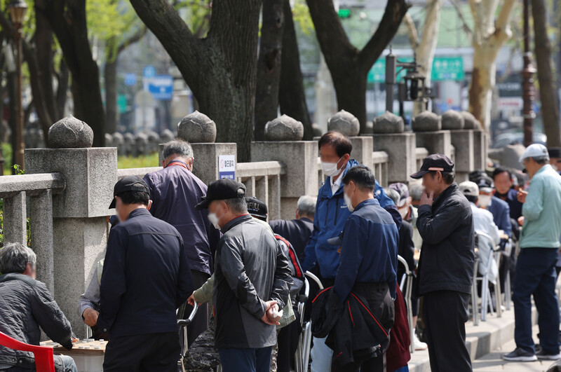 질병관리청이 코로나19 백신 4차접종 대상을 고령층으로 확대하는 계획을 마련해 13일 발표했다. 지난 12일 종로구 탑골공원 앞. 연합뉴스