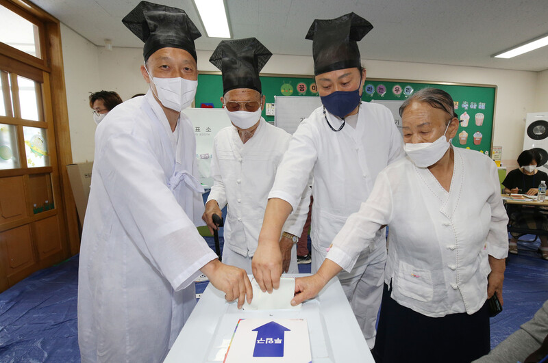 제8회 전국동시지방선거일인 1일 오전 충남 논산 양지서당 유복엽 큰 훈장과 가족이 연산초등학교에서 투표하고 있다. 연합뉴스