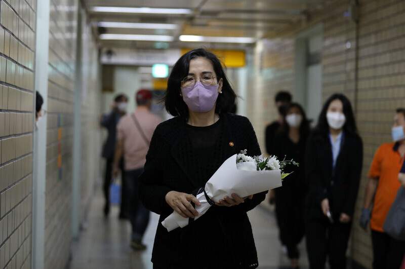 서울지하철 2호선 신당역 화장실에 마련된 ‘스토킹 범죄’ 피해자 추모공간에 지난달 16일 낮 김현숙 여성가족부 장관이 방문하고 있다. 김혜윤 기자 unique@hani.co.kr