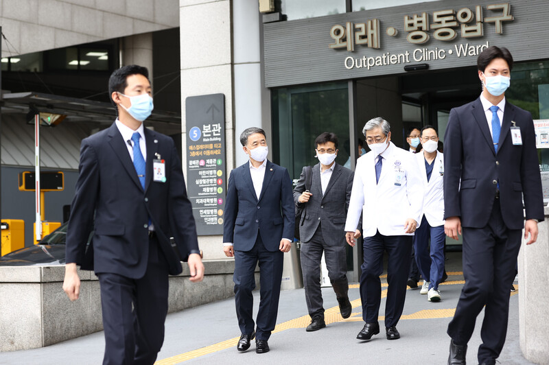 박능후 보건복지부 장관(왼쪽에서 두번째)이 7일 ‘의대 정원 확대’에 반대하는 전공의들의 파업(집단휴진)과 관련해 서울 신촌세브란스병원을 방문해 응급실을 둘러보러 가고 있다. 연합뉴스