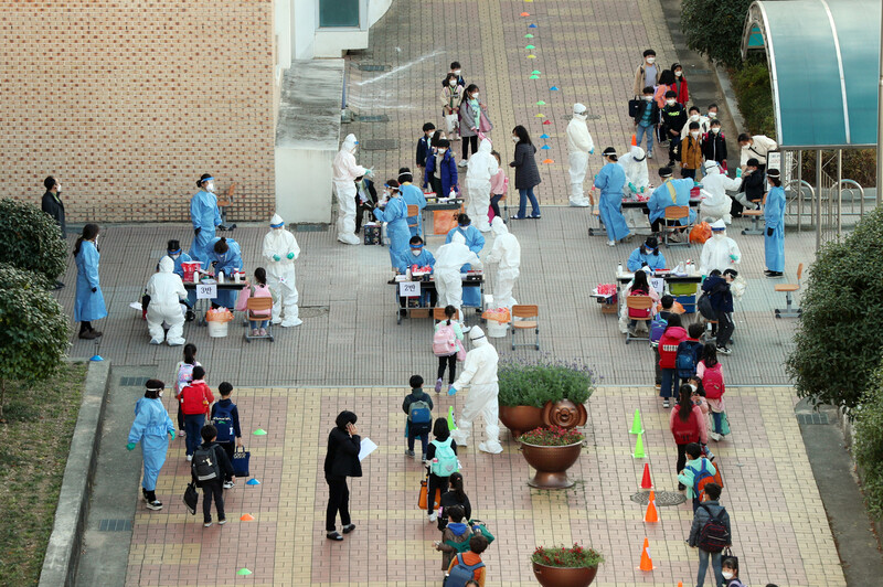 16일 오전 광주 북구의 한 초등학교에 마련된 이동식 선별진료소에서 학생들이 코로나19 전수 검사를 받고 있다. 연합뉴스