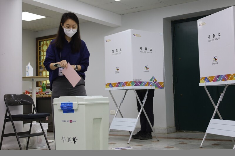 20대 대통령 선거 재외투표 첫날인 지난 23일 이집트 카이로 한국대사관에 마련된 투표소에서 한 유권자가 투표용지를 투표함에 넣고 있다. 카이로/연합뉴스