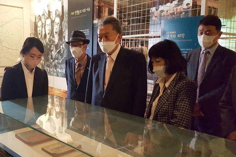 하토야마 유키오 전 일본 총리(왼쪽 셋째)가 6일 전남 나주학생독립운동기념관을 찾아 독립운동가 후손들과 학생독립운동 사료를 살펴보고 있다.나주시 제공