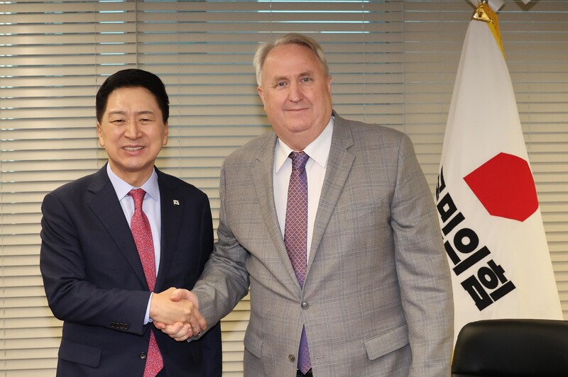 김기현 국민의힘 대표와 인요한 혁신위원장이 17일 오전 서울 여의도 당사에서 면담 전 악수하고 있다. 공동취재사진