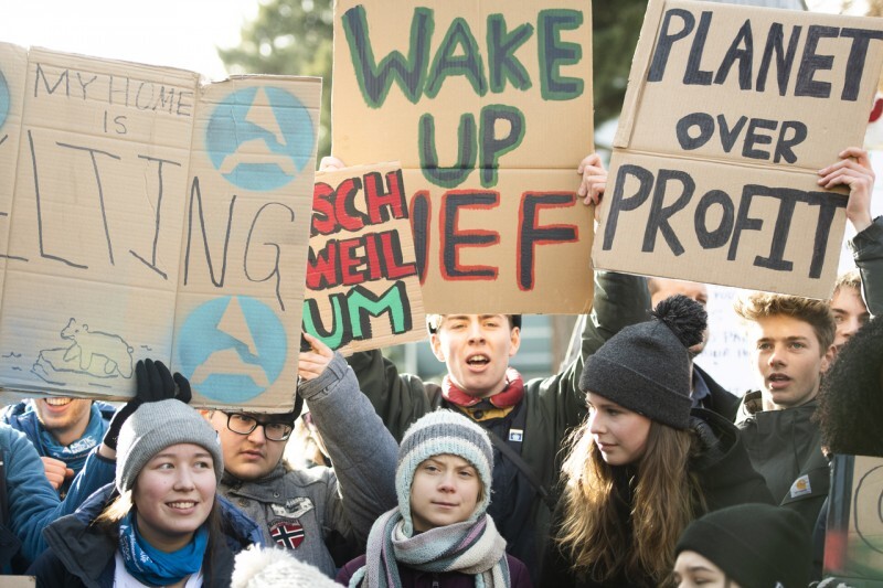 지난 1월 스위스 다보스 포럼에 참여한 그레타 툰베리가 ‘미래를 위한 금요일’ 결석 시위를 하고 있다. 연합뉴스