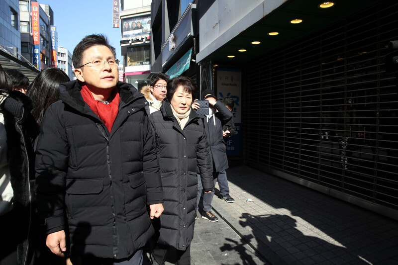 황교안 자유한국당 대표가 9일 오후 서울 종로구 ‘젊음의 거리’를 찾아 공실 상가를 살펴보고 있다. 연합뉴스