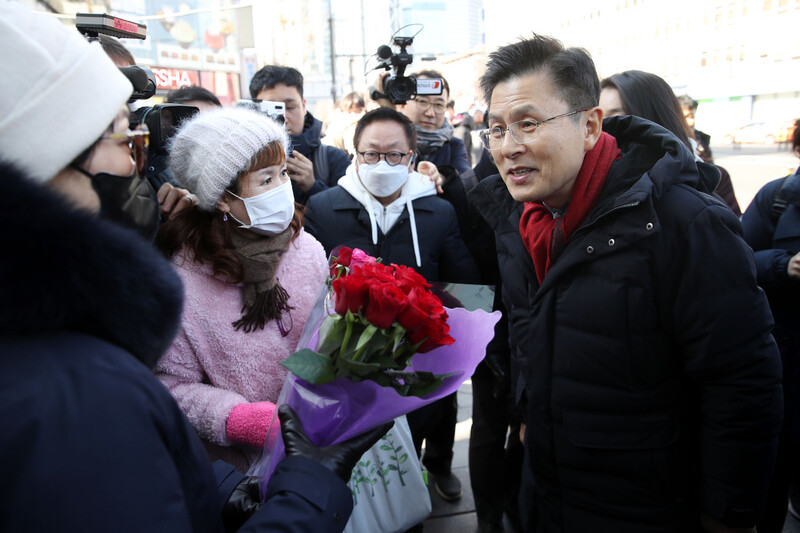 황교안 자유한국당 대표(오른쪽)가 공실 상가 등 침체한 상권을 살펴보기 위해 9일 오후 서울 종로구 관철동 ‘젊음의 거리’를 방문했다. 지지자들이 꽃다발을 전달하려 하자 황 대표가 “꽃다발은 정중히 사양하겠습니다”라고 말하고 있다. 공동취재사진