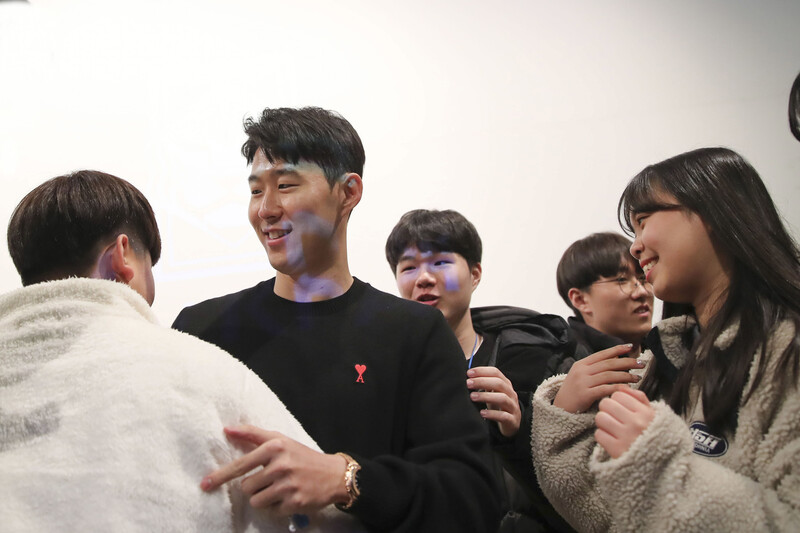 손흥민이 11일 파주 축구대표팀트레이닝센터에서 열린 ‘드림 KFA’ 행사에 참석해 청소년들의 열띤 환영을 받고 있다. 대한축구협회 제공