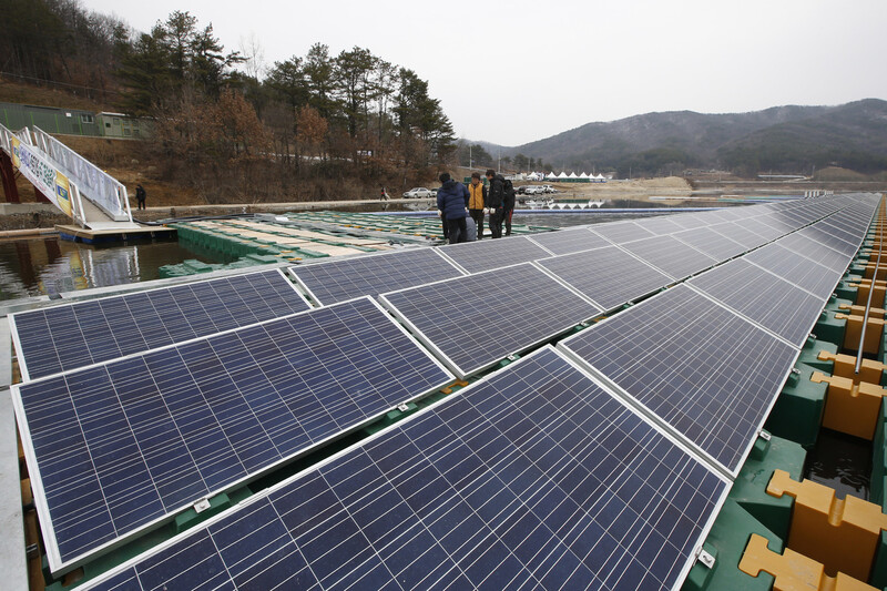 지난해 8월 충북 영동군 추풍령면 죽전리 추풍령 저수지에 단일 시설로는 세계 최대 규모인 2MW급 수상 태양광 발전소가 준공됐다. 발전소를 건립한 그린솔라에너지 관계자들이 막바지 점검을 하며 시설을 둘러보고 있다. 매년 900여 가구에 전력을 공급할 수 있는 2700MWh의 전기를 생산한다. 영동/이정아 기자 leej@hani.co.kr