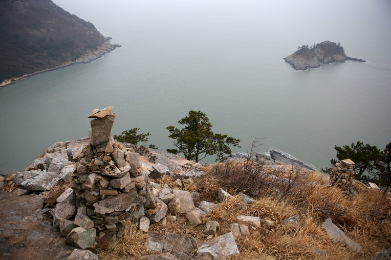 지난 11일 전남 완도군 보길면 부황리 보죽산에서 바라본 바다. 김선식 기자