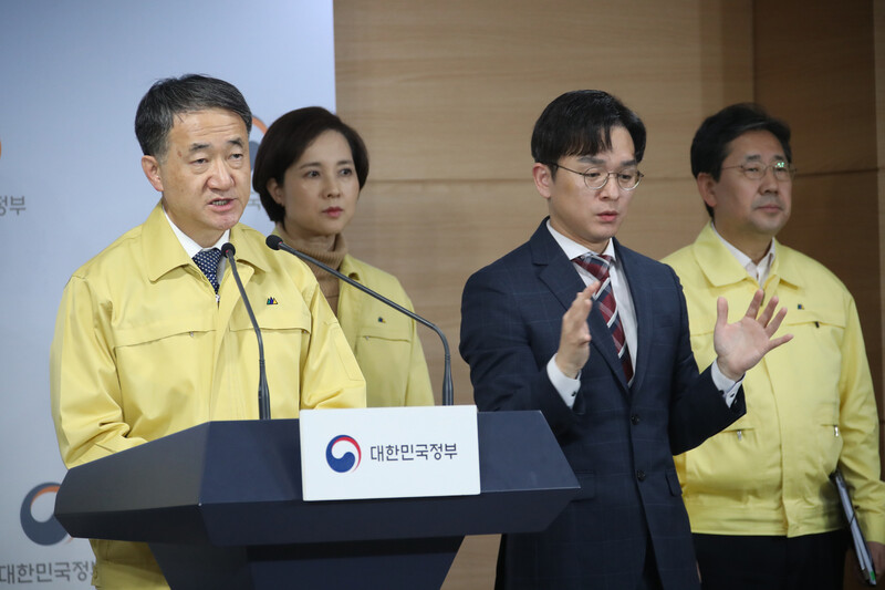박능후 보건복지부 장관이 23일 정부서울청사에서 코로나19 범정부대책회의를 마친 후 결과를 브리핑 하고 있다. 연합뉴스