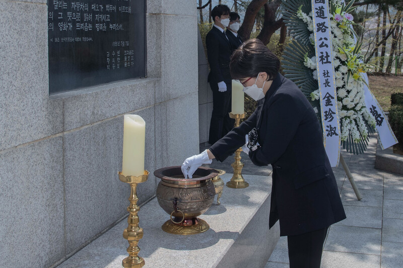 김진숙 신임 도로공사 사장이 10일 중부고속도로 이천휴게소내 순직 직원 위령탑에 참배하고 있다. 한국도로공사 제공