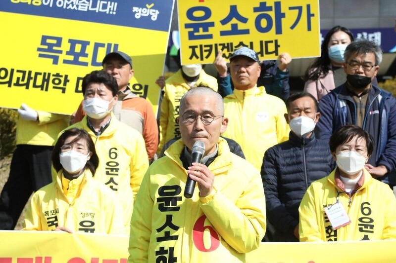 윤소하 정의당 후보가 13일 목포시청 앞에서 삭발한 뒤 목포대 의대 유치 공약을 지키기 위한 48시간 비상행동에 들어갔다. 정의당 제공