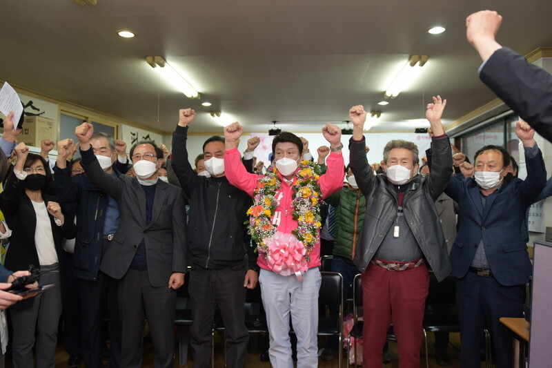 지난 15일 밤 대구 동구을 강대식 미래통합당 후보가 자신의 선거사무소에서 지지자들과 함께 당선을 기뻐하고 있다. 강대식 후보 선거캠프 제공