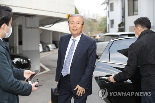 김종인 전 미래통합당 총괄선대위원장이 지난 22일 오후 서울 종로구에 위치한 자택으로 들어가고 있다. 연합뉴스