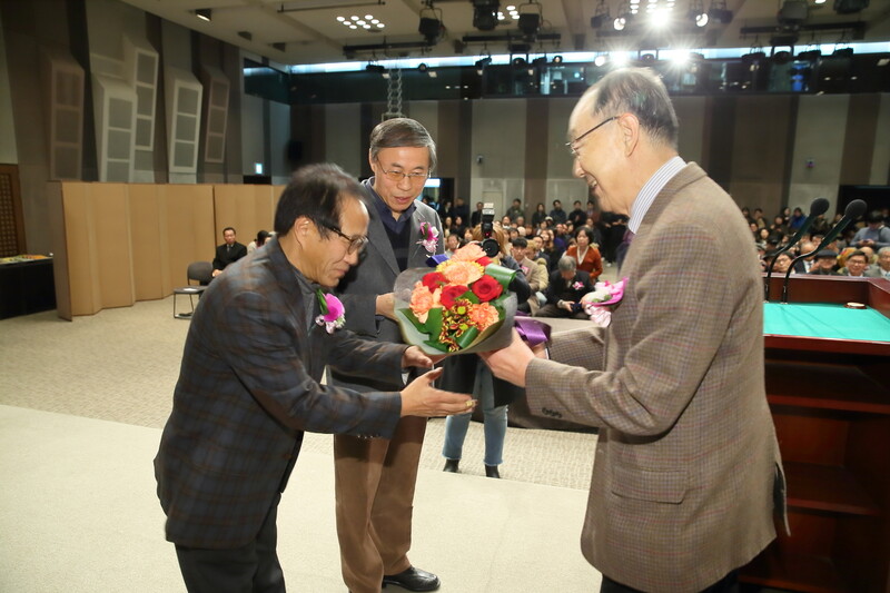 2017년 11월 만해문학상 특별상 수상식에서 전용호 작가가 꽃다발을 받고 있다. 전용호씨 제공