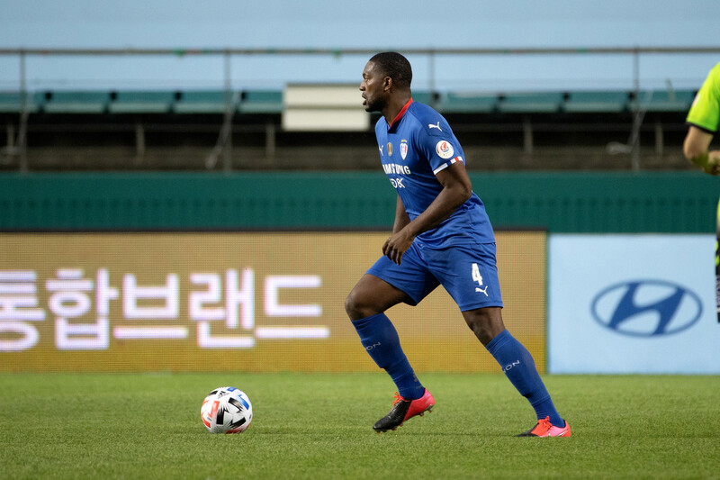 8일 전주월드컵경기장에서 열린 K리그1 개막전 전북 현대와의 경기에서 뛰고 있는 헨리. 수원 삼성 제공