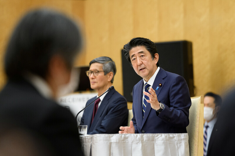 아베 신조 일본 총리가 14일 도쿄에서 코로나19 감염 확산 사태 관련 기자회견을 하고 있다. 도쿄/로이터 연합뉴스