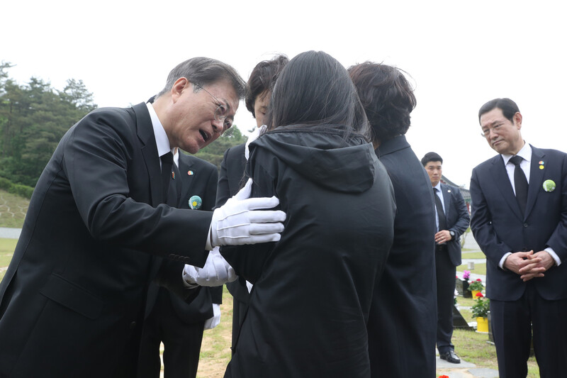 문재인 대통령이 제40주년 5·18 민주화운동 기념일인 18일 광주 북구 국립5·18민주묘지 제2묘역에서 이연씨의 묘를 참배한 뒤 유족을 위로하고 있다. 고인은 전남대 1학년에 재학 중이던 1980년 5월27일 와이더블유시에이(YWCA) 회관에서 계엄군과 총격전을 벌이던 중 체포돼 전신 구타를 당했고 지난해 지병으로 숨졌다. 이연씨를 비롯해 형제자매 등 그의 가족은 광주에서 민주화투쟁의 살아 있는 역사로 불린다. 청와대사진기자단