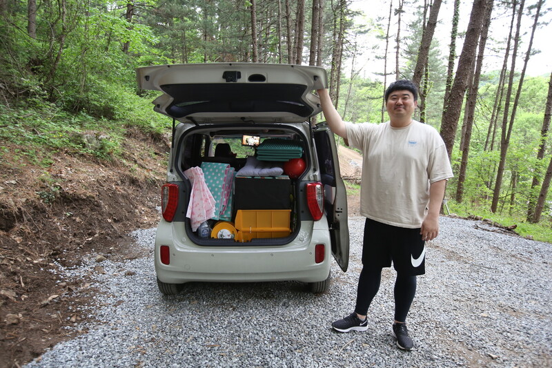 이씨의 남편 김경남씨가 짐으로 가득 찬 차 트렁크를 열었다. 김선식 기자