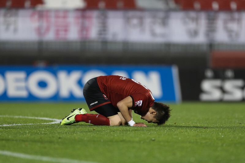 26일 부천종합운동장에서 열린 2020 K리그2 부천FC와 제주의 경기 뒤 부천의 김영찬이 아쉬움을 이기지 못해 경기장에 엎드려 있다. 한국프로축구연맹 제공