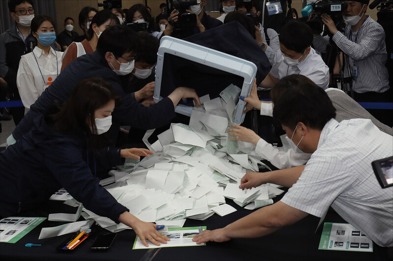 28일 경기도 과천 중앙선거관리위원회에서 4·15 총선 부정선거 주장에 대한 의혹을 해소하기 위해 관계자들이 사전투표 및 개표 공개 시연을 하고 있다. 연합뉴스