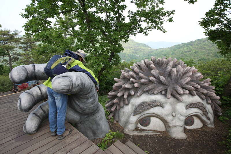 ‘도깨비 숲’에 있는 도깨비 상. 김선식 기자