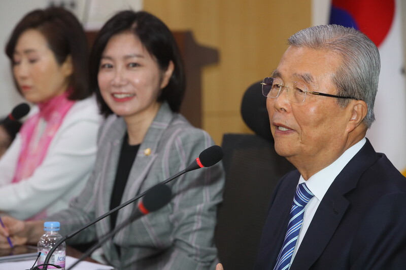 미래통합당 김종인 비상대책위원장이 3일 국회 의원회관에서 열린 미래통합당 초선 모임에서 강의하고 있다. 연합뉴스