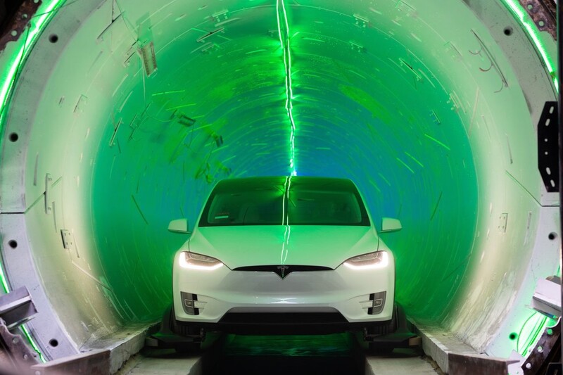 2018년 스페이스엑스 본사 인근에 건설한 시범 터널루프에서 테슬라 전기차가 시험주행을 하고 있다. 보링컴퍼니 제공