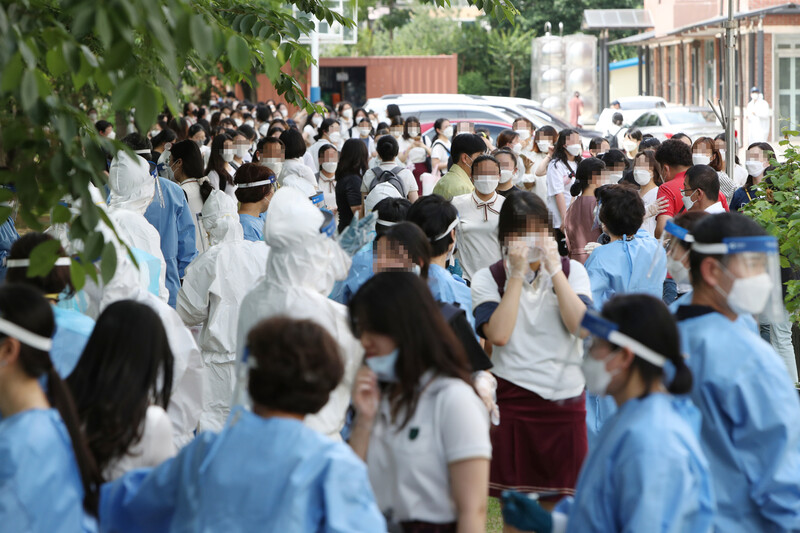 12일 코로나19 확진자가 나온 광주광역시 남구 한 고등학교에서 전교생이 학년별로 교정에 모여 검사를 받고 있다. 광주/연합뉴스