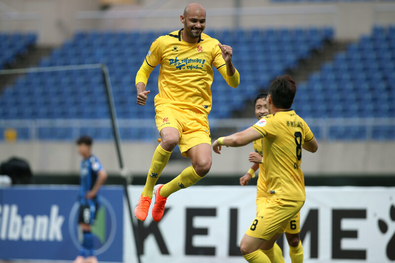 광주FC 펠리페가 17일 광주월드컵경기장에서 열린 2020 K리그1 인천과 경기에서 선제골 뒤 기뻐하고 있다. 한국프로축구연맹 제공
