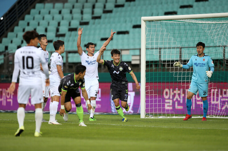 전북 한교원이 광주와의 경기에서 결승골을 터뜨린 뒤 환호하고 있다. 한국프로축구연맹 제공