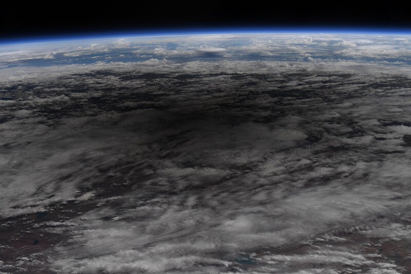 21일 금환일식 당시 고도 400km 국제우주정거장에서 본 지구의 달 그림자. 크리스 캐시디 트위터에서
