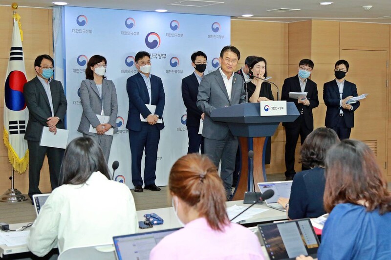 윤종인 행정안전부 차관이 23일 정부서울청사에서 ‘포스트 코로나 시대의 디지털 정부혁신 발전계획'의 세부 내용을 발표하고 있다. 행안부 제공