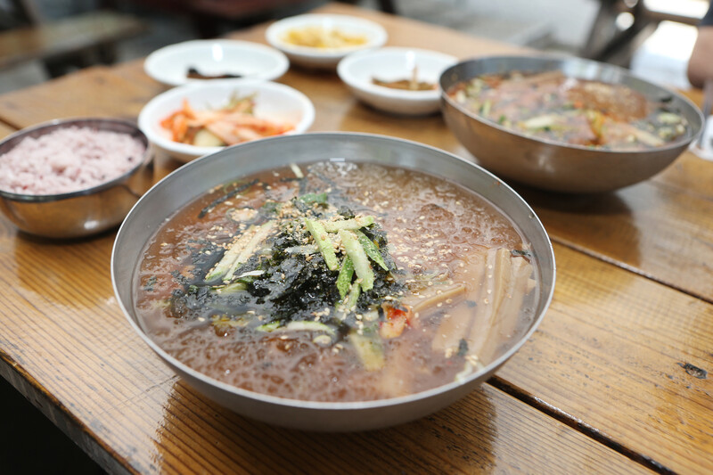 파주에 있는 ‘원조할머니묵집’의 도토리묵밥. 박미향 기자