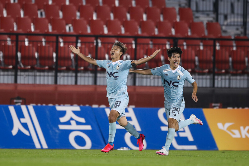 서울 이랜드 김민균 선수가 동점골을 터뜨린 뒤 환호하고 있다. 한국프로축구연맹 제공