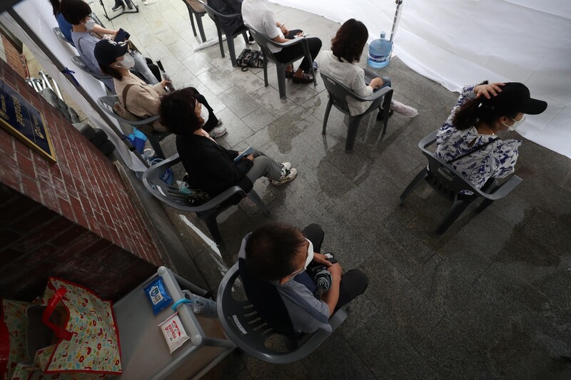 13일 대구 중구 경북대학교 병원에서 코로나19에 걸렸다가 완치된 신천지예수교회 신도들이 백신 및 치료제 개발을 위한 혈장 공여를 하고자 기다리고 있다. 신천지 쪽은 질병관리본부에 신도들의 자발적인 혈장 공여가 가능하다고 알렸으며, 양쪽이 협의해 이날부터 17일까지 500명이 공여할 예정이다. 연합뉴스