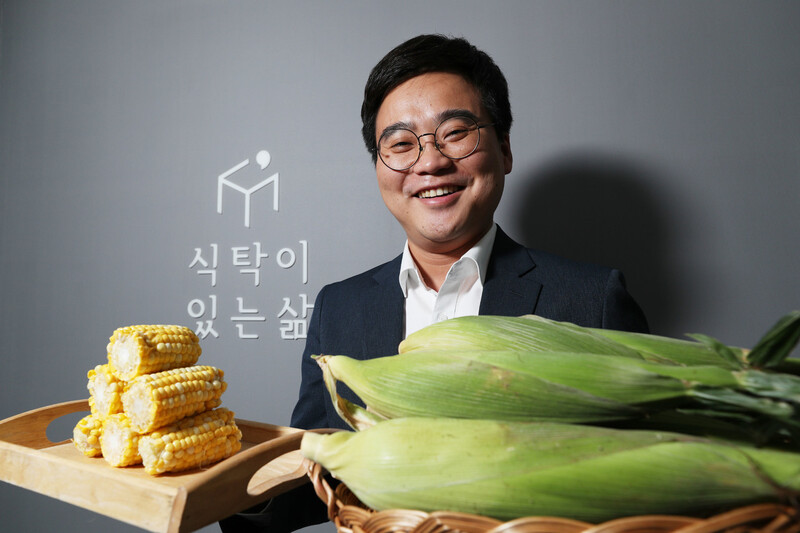 2013년 초당옥수수를 한국에 처음 들여온 김재훈 식탁이있는삶 대표가 16일 오후 서울시 마포구 양화로 본사에서 포즈를 취하고 있다. 왼쪽의 노란 옥수수가 초당옥수수이고, 껍질에 싸여있는 오른쪽 옥수수는 아직 시장에 출시되지 않은 신품종으로 찰옥수수와 초당옥수수가 반반씩 섞인 제품이다. 김봉규 선임기자 bong9@hani.co.kr