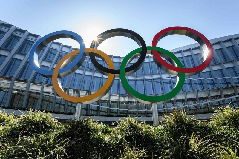 스위스 로잔에 있는 국제올림픽위원회(IOC) 본부에서 올림픽 상징 오륜 조형물이 빛나고 있다. AFP 연합뉴스